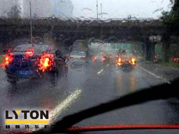 電腦洗車機南京林頓自動化再次提醒您，雨后一定要記得及時洗車。