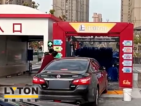 常州中石化FX-11-7雙風(fēng)機(jī)7刷電腦洗車機(jī)設(shè)備交付使用，現(xiàn)場排起來了長龍。