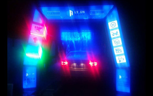 絢麗多彩，新穎潮流！藍色款隧道式電腦洗車機夜間亮燈效果