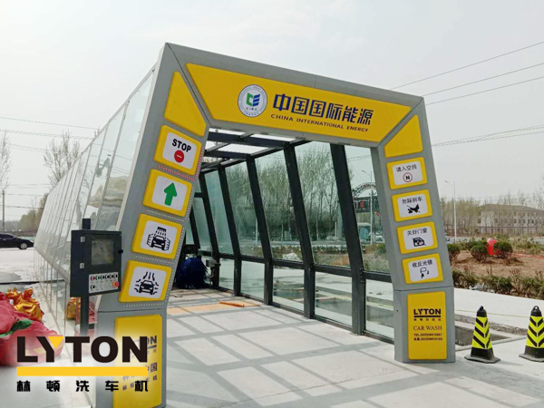 隧道式全自動洗車機——高效、快速、節水的洗車設備，適用于多種車型的清洗。