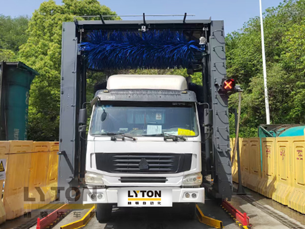 林頓龍門往復式巴士洗車機、移動大巴洗車機！廣泛應用于全國各大城市公交系統