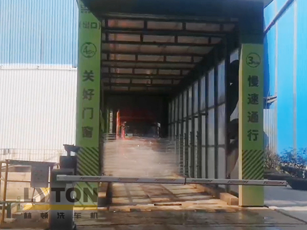 南京林頓ZX-400型自行式洗車機作業視頻，廣泛應用于園林環保、城市管理及固體垃圾填埋場、煤礦、有色金屬礦場等場所